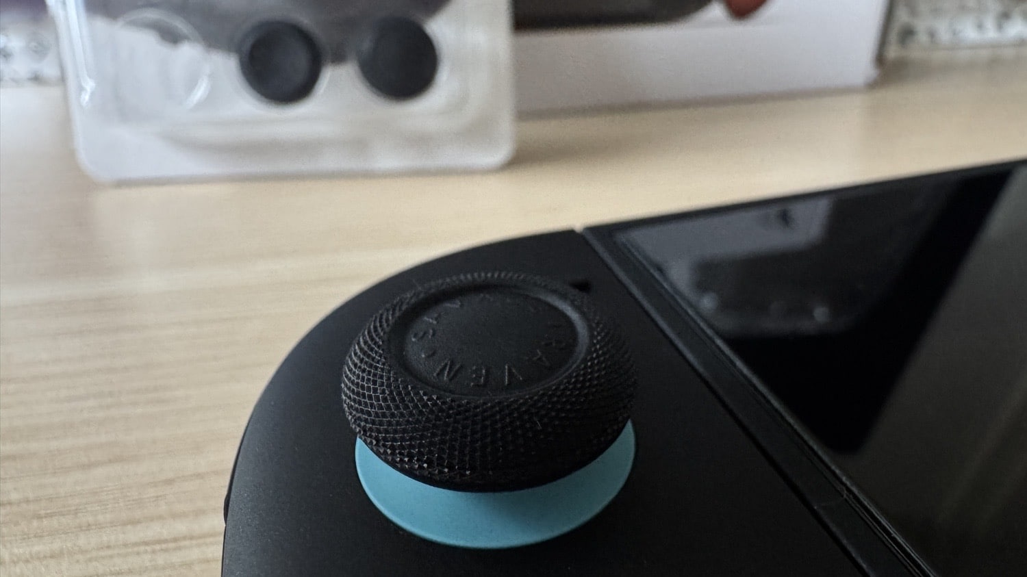 Detailaufnahme eines Savage Raven Thumb Grips an einem JoyCon 2