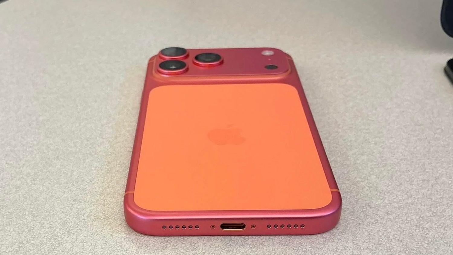 iPhone 17 Pro von Orange zu Pink.