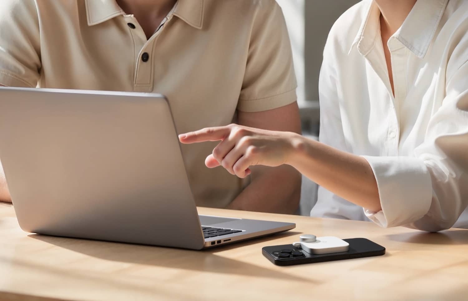 Die Ladestation kann per Magsafe befestigt werden