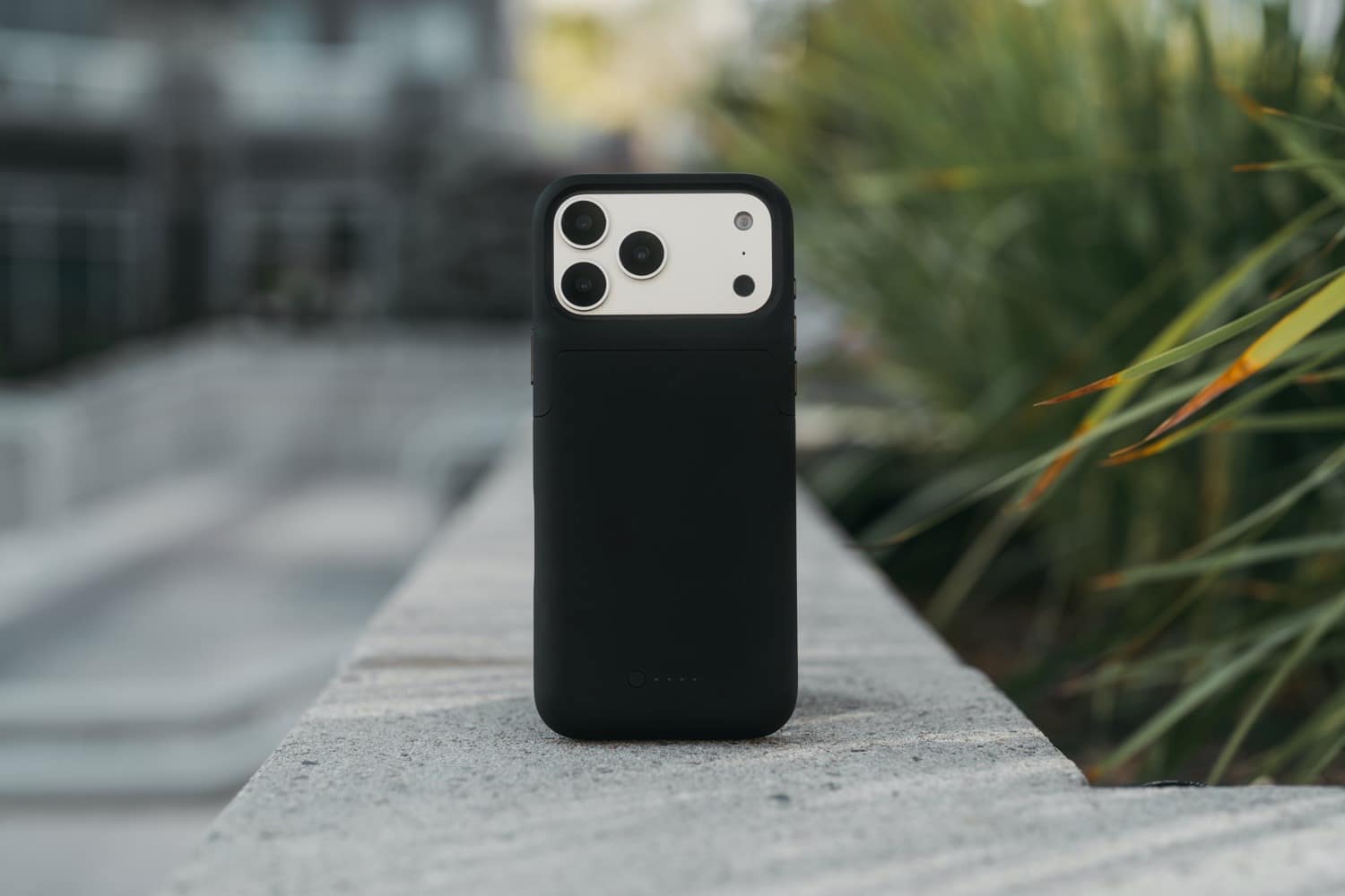 Mophie Juice Pack für das iPhone 17 Pro steht auf einem Betonrand