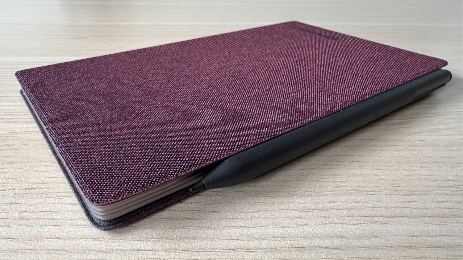 reMarkable Paper Pro Move mit einem Burgund-Book Folio und dem Marker Pro