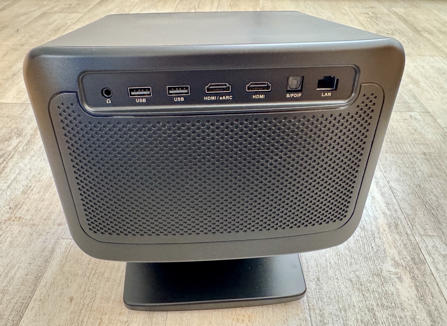 Anschlüsse auf der Rückseite des Dangbei DBOX02 Pro