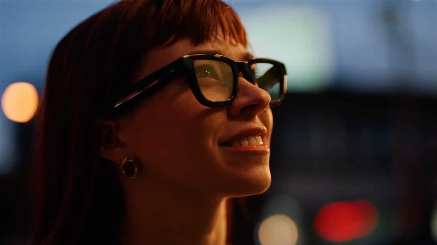 Google Glasses auf der Nase einer lächelnden Frau