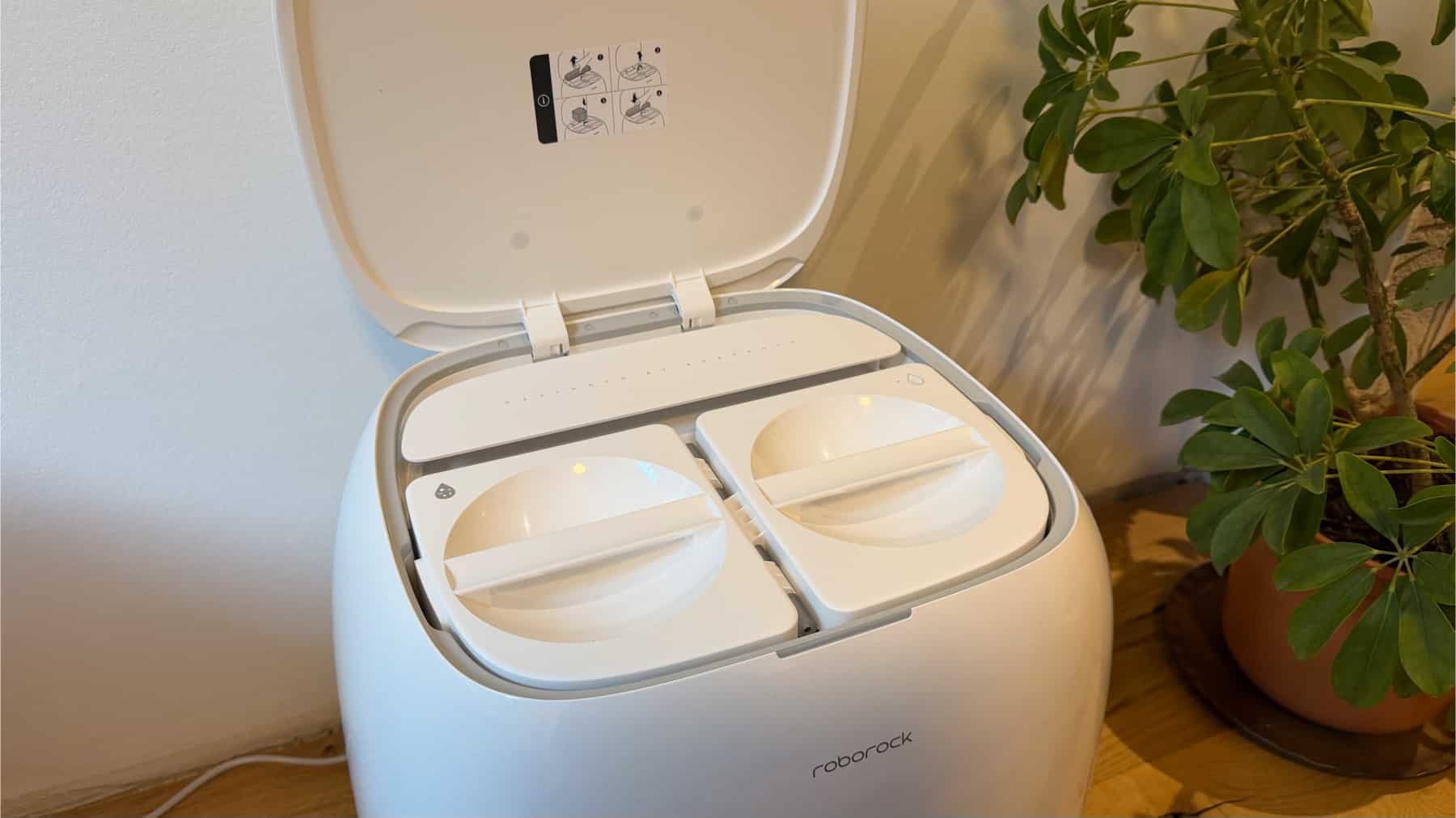 Station mit Wassertank des Roborock Qrevo Curv 2 Flow.