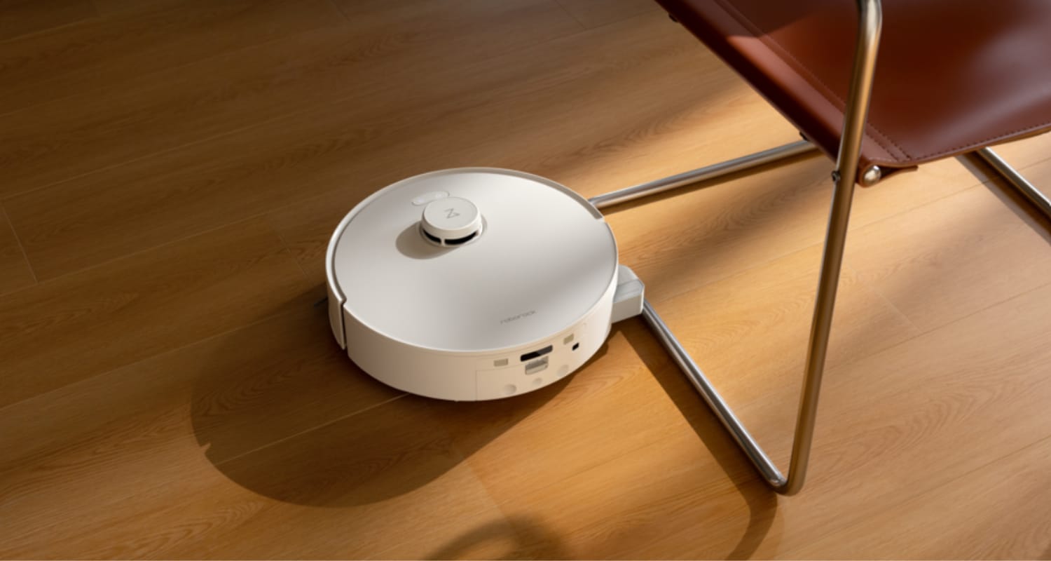 Roborock Qrevo Curv 2 Flow wischt den Boden.