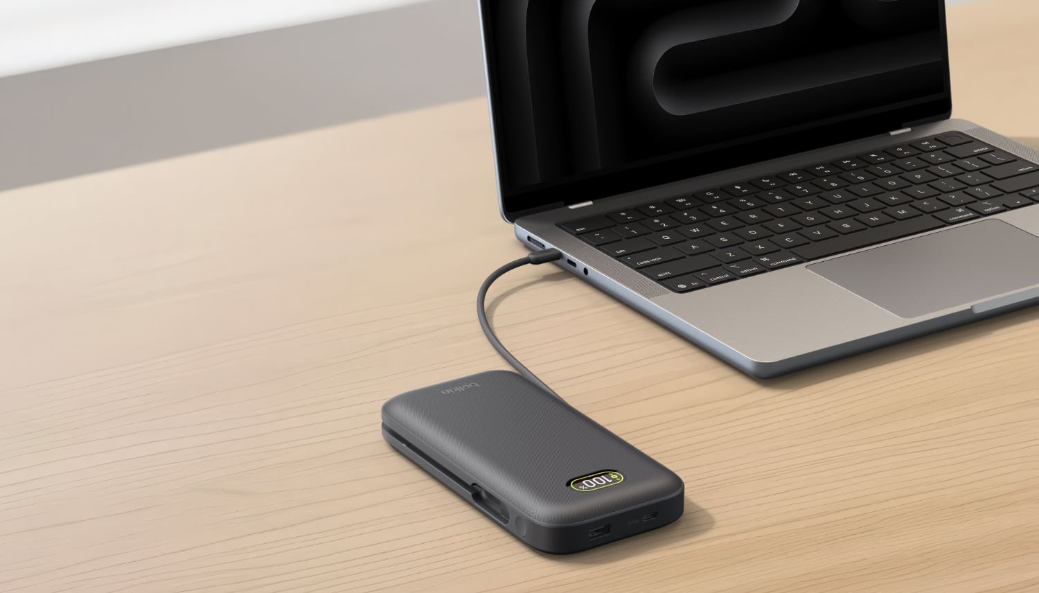 Belkin UltraCharge 27K ist an einen Laptop angeschlossen