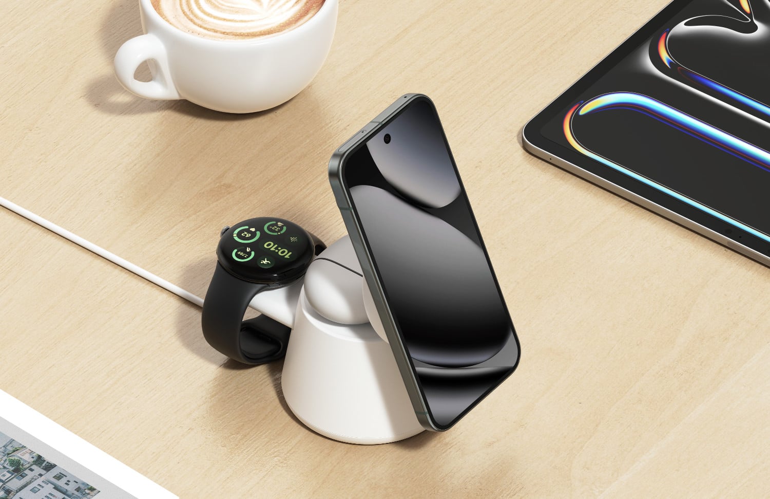 Belkin UltraCharge Modular Ladestation in Weiß steht auf einer Tischfläche