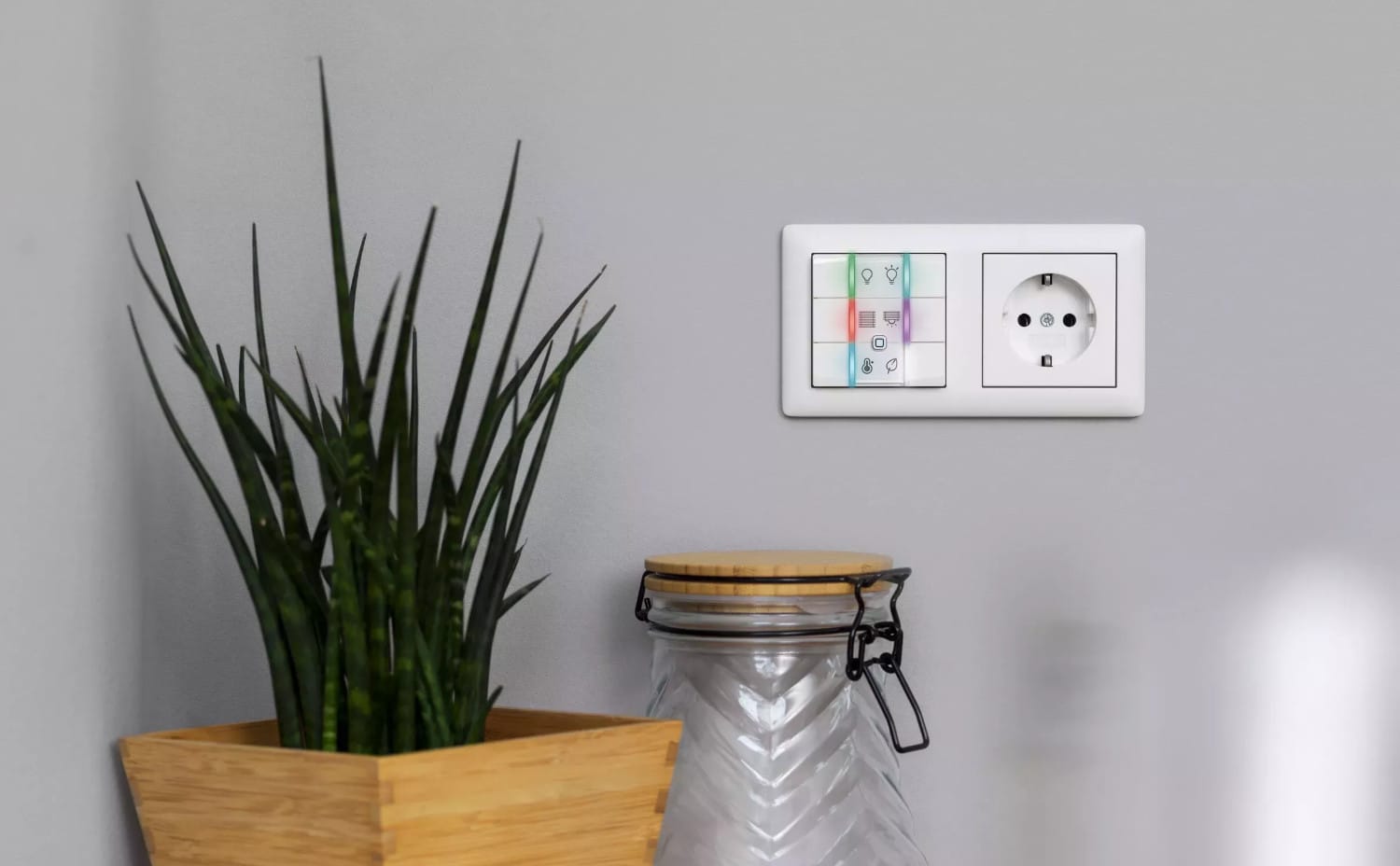 Homematic IP Sechsfach Wandtaster ist an einer grauen Wand montiert