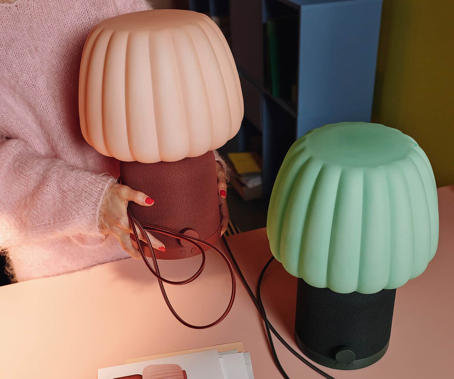 Zwei Farbvarianten der KULGLASS-Lampe