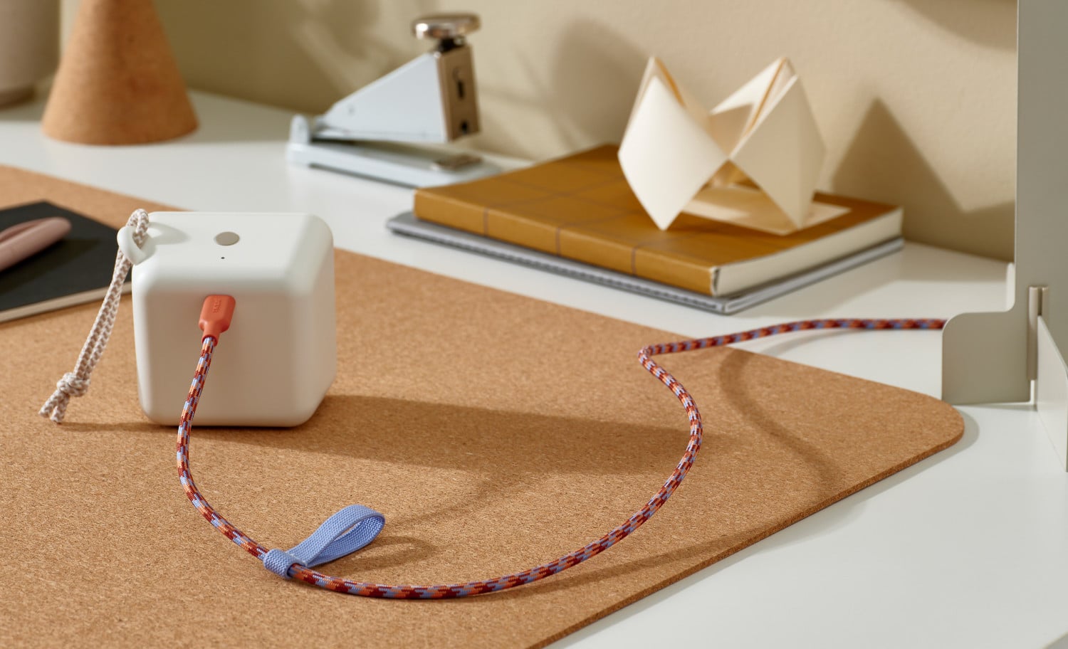 LILLIHULT-Ladekabel von IKEA auf einem Tisch