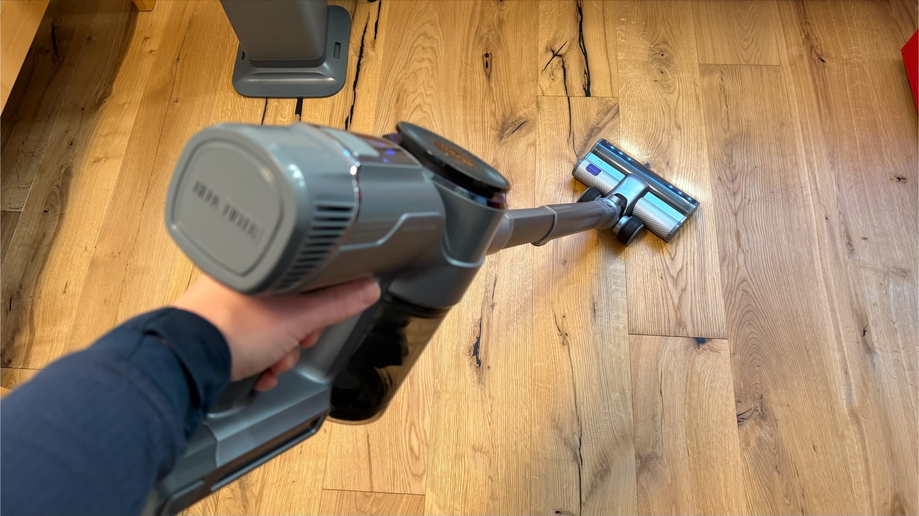 Narwal V40 Station in der Hand.