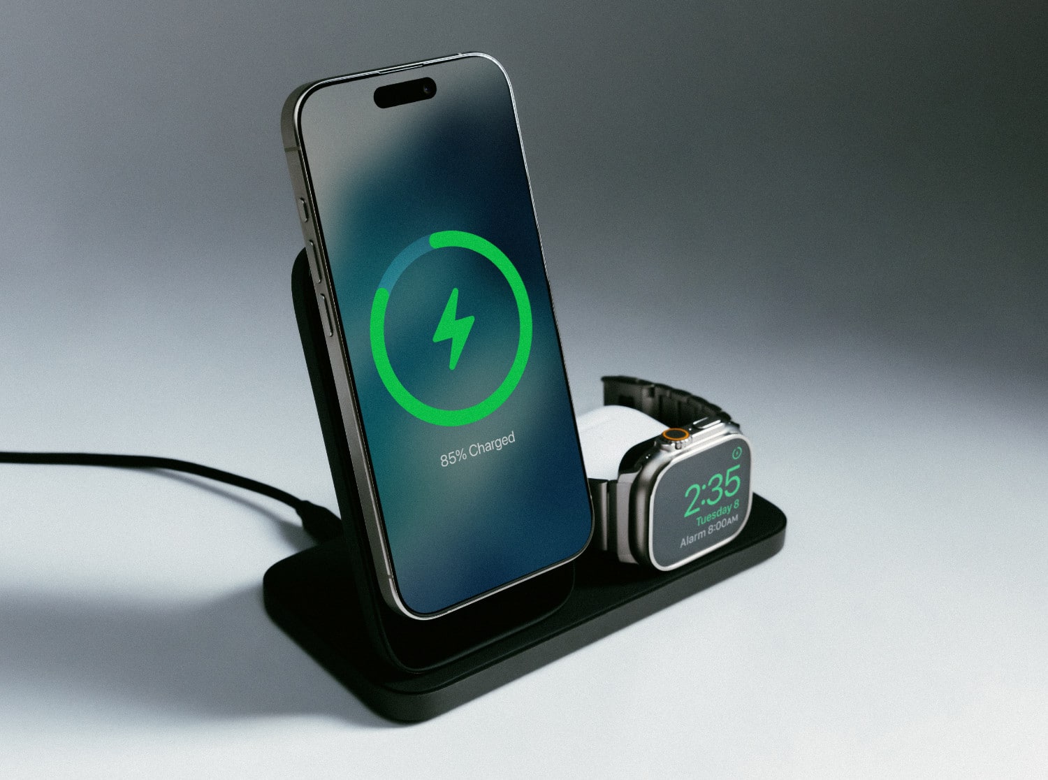 Nomad Stand One Max V4 in Schwarz mit aufgelegten Apple-Geräten