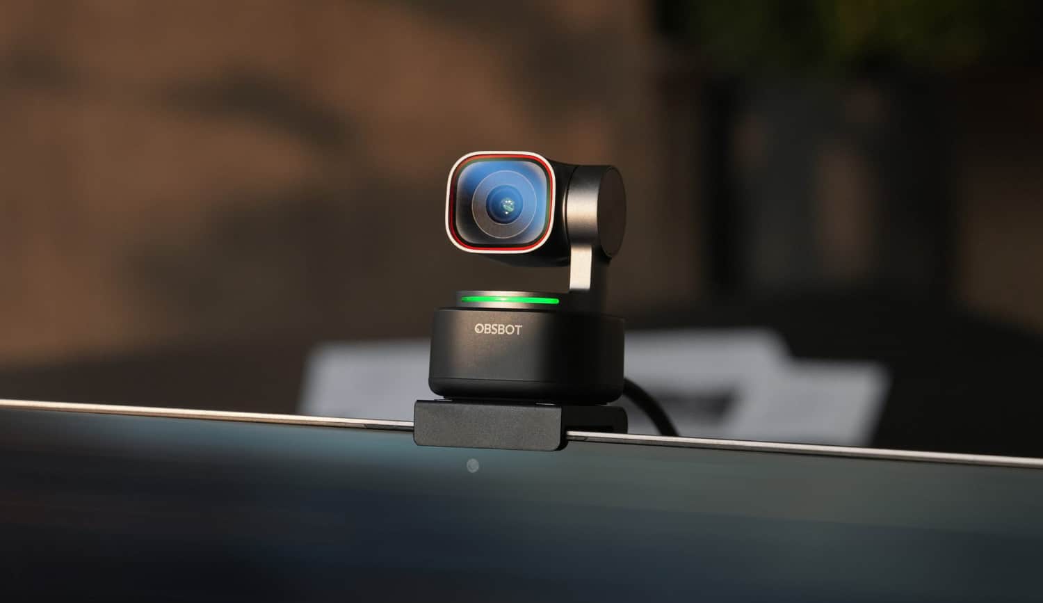 OBSBOT Tiny 3 auf einem Laptop-Bildschirm angebracht