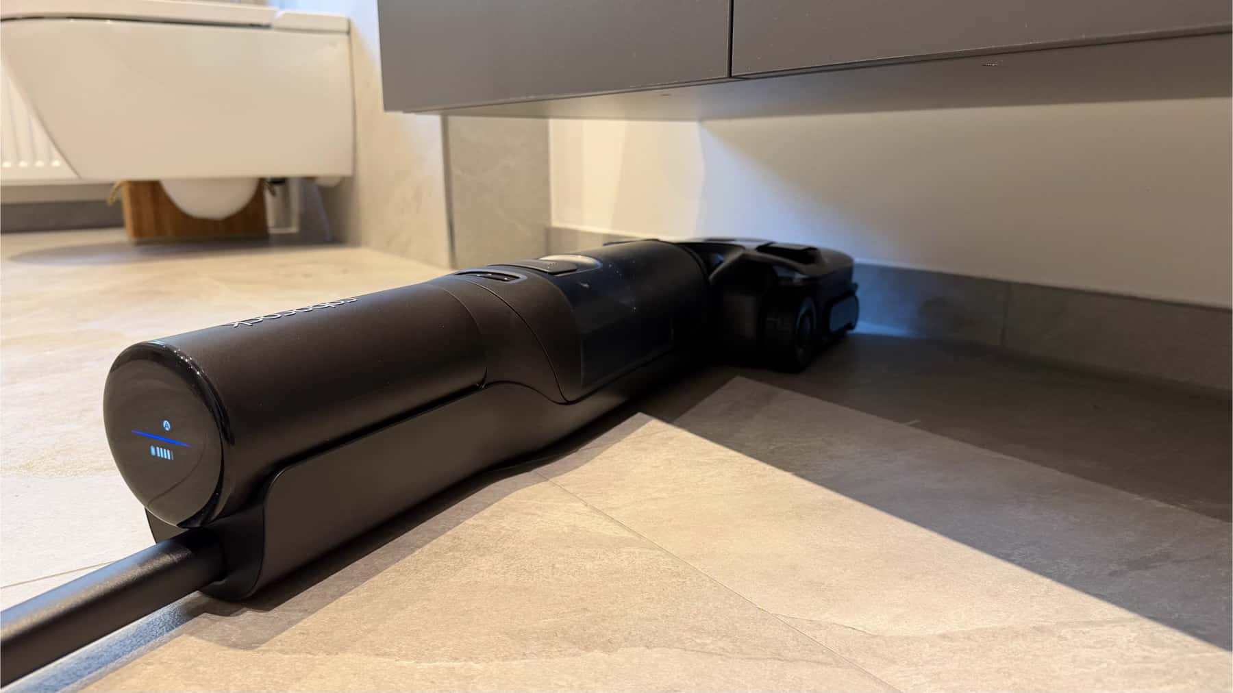Roborock F25 Ace Pro reinigt flach unter Möbeln
