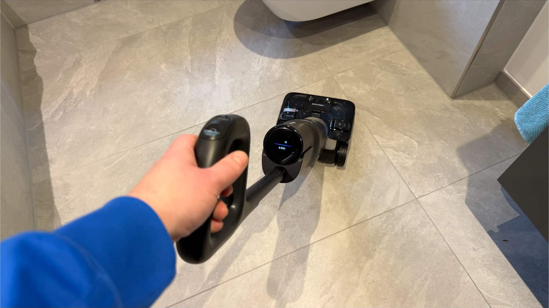 Roborock F25 Ace Pro wischt das Bad