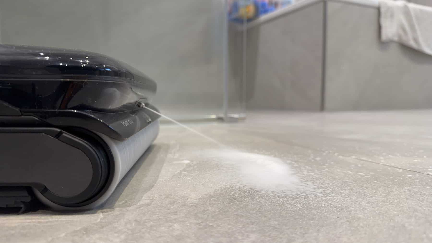 Roborock F25 Ace Pro sprüht Schaum nach vorne
