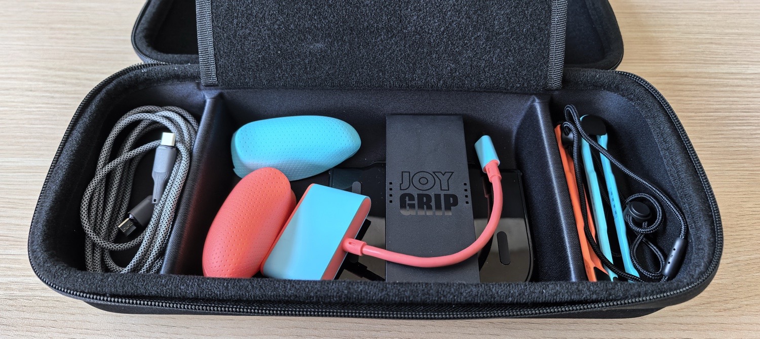 Geöffnetes Hauptfach des Savage Raven MaxCarry Case mit Switch 2-Zubehör