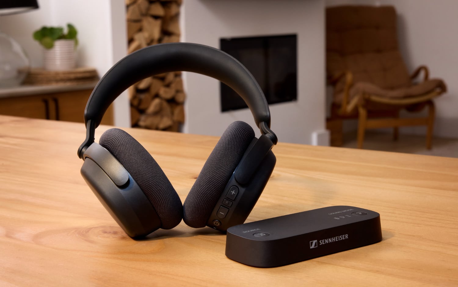 Sennheiser RS 275 Bundle auf einem Holztisch