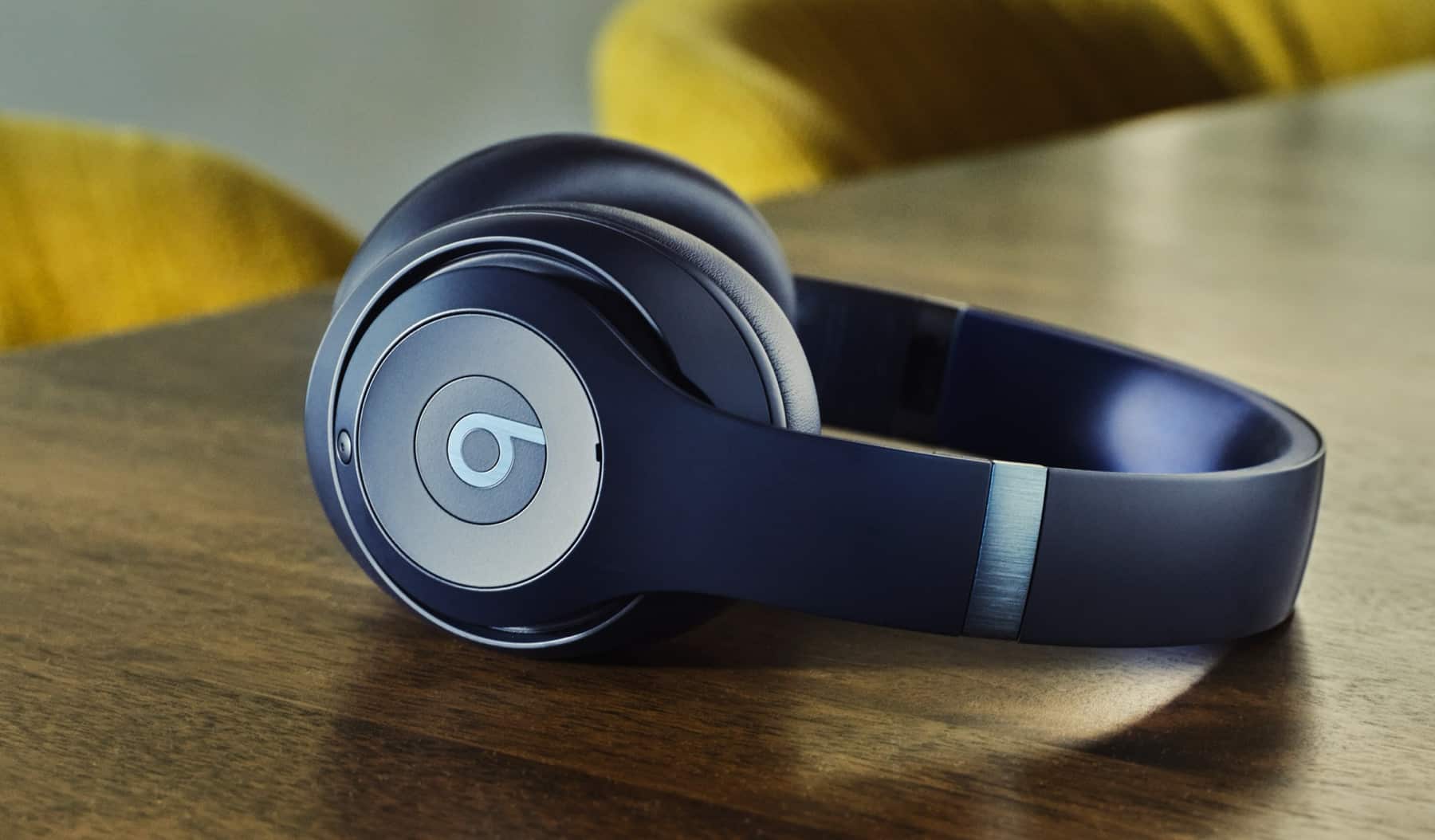 Beats Studio Pro in Blau auf einem Tisch liegend